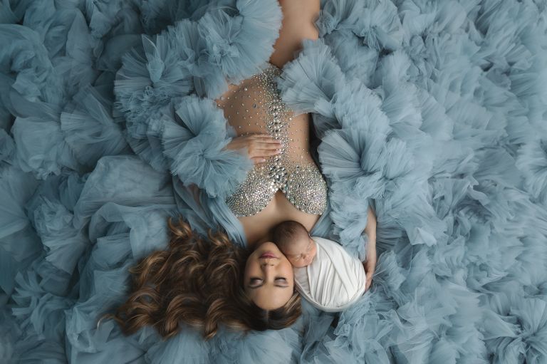 Mother and newborn sharing a calm, nurturing moment during the early postpartum period