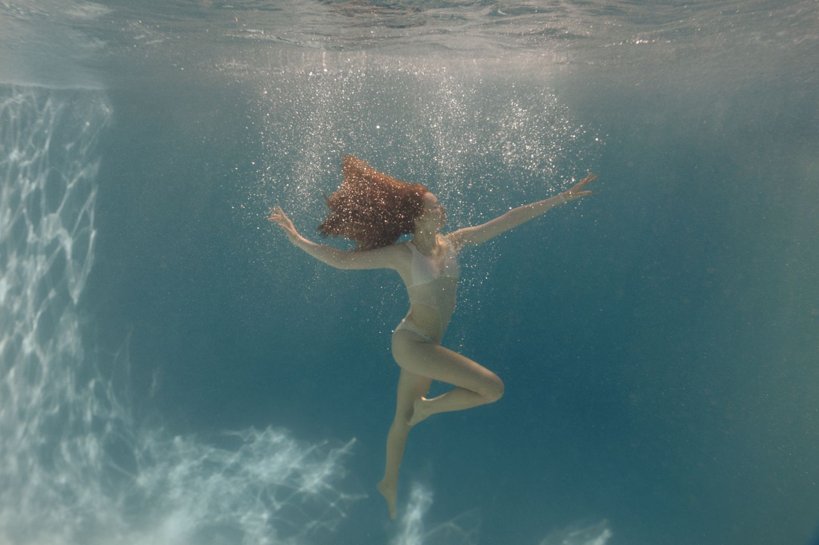 Underwater_dance_photography_in_Dallas_–_elegant_dancer_moving_gracefully_with_flowing_fabric_in_a_fine-art_portrait_by_White_Lavender_Photography